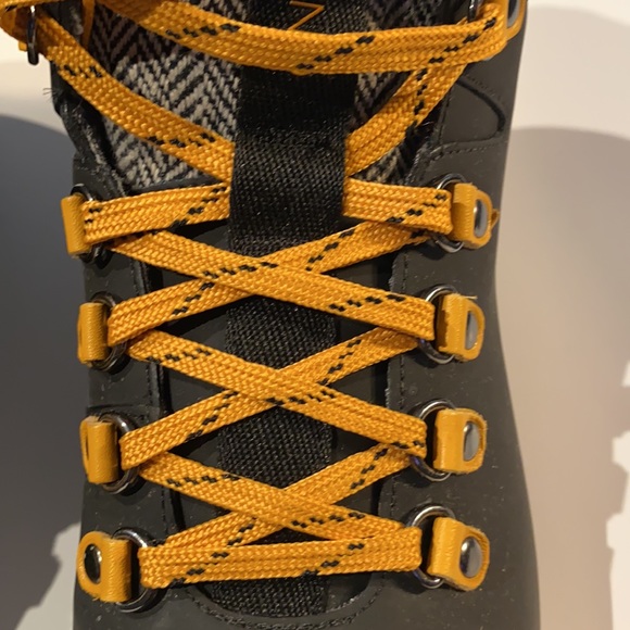 Women’s Cole Haan waterproof boots - Picture 4 of 9